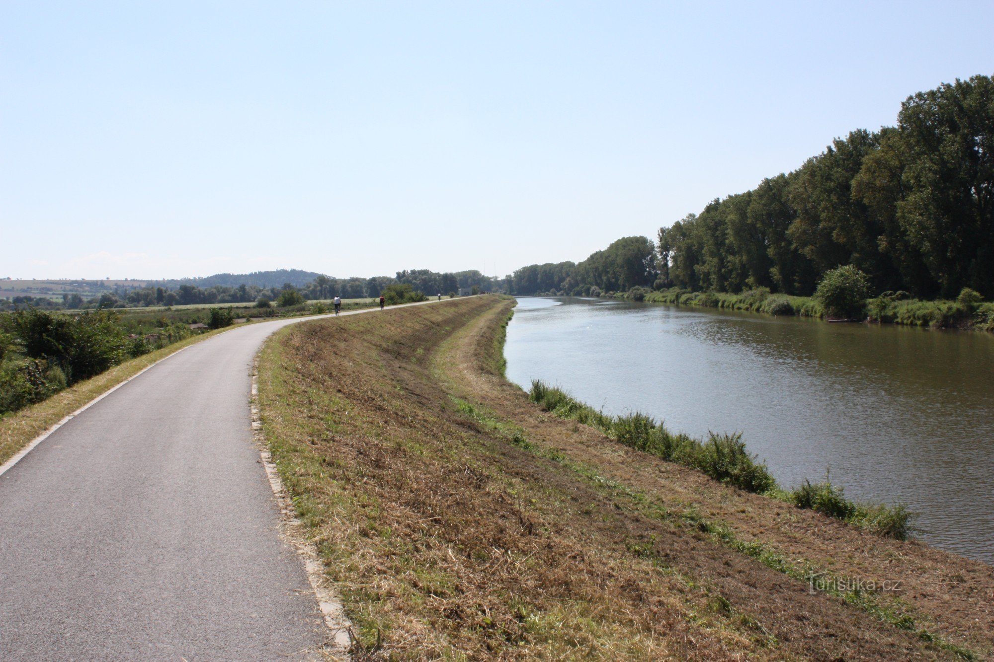 Sammanflödet av cykelvägen och Morava mot Kroměříž