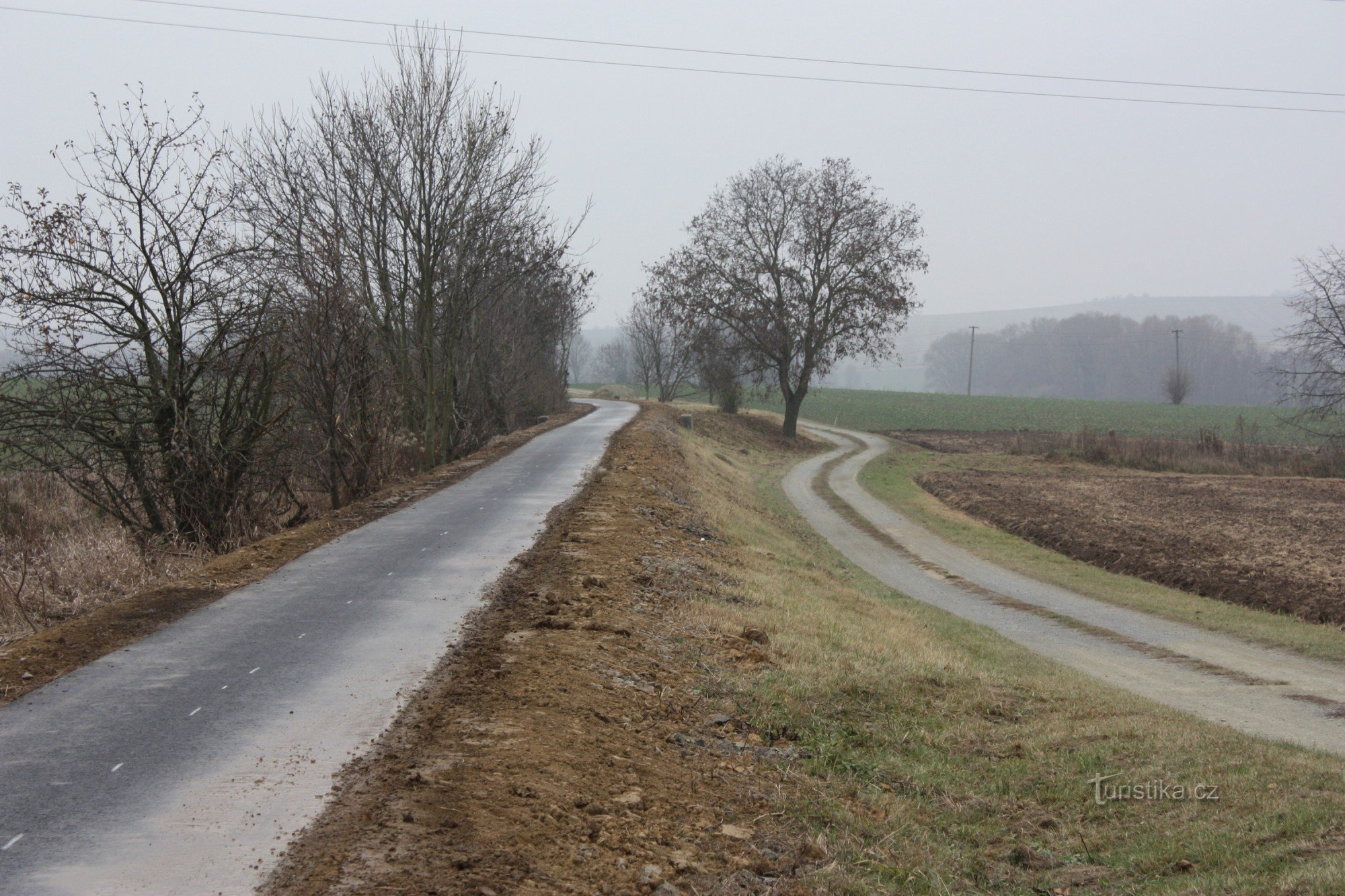 Zusammentreffen des Radweges mit der Straße in die Einsamkeit Charváty bei Tištín