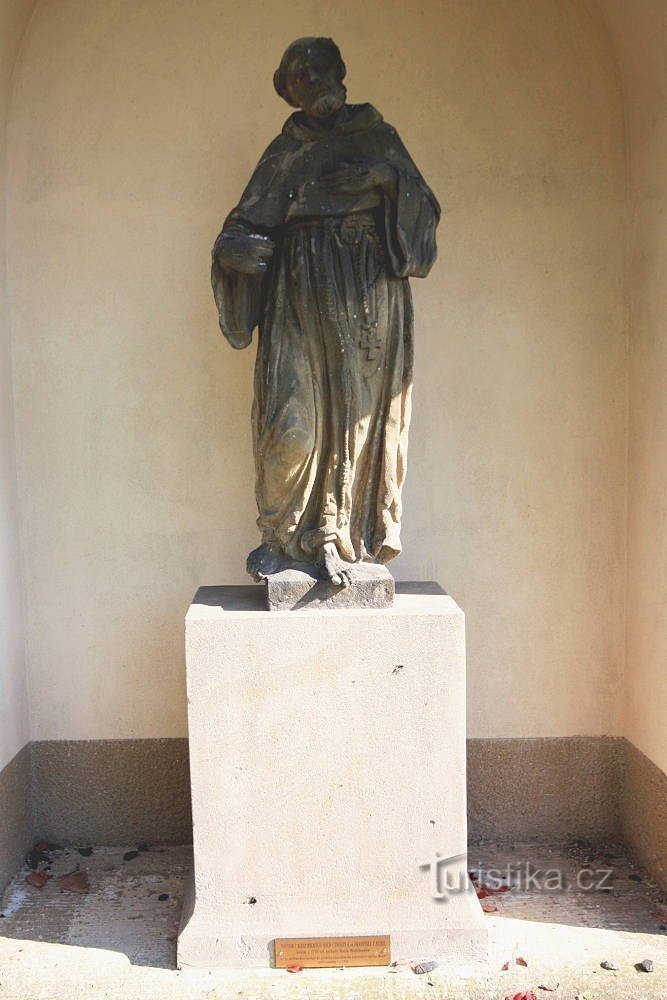 Un insieme di statue allegoriche delle virtù e di S. Francesco d'Assisi