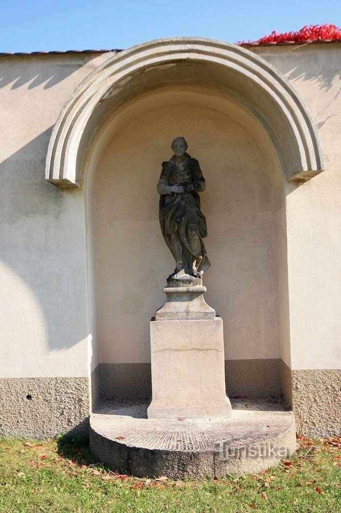 En uppsättning allegoriska statyer av dygderna och St. Franciskus av Assisi