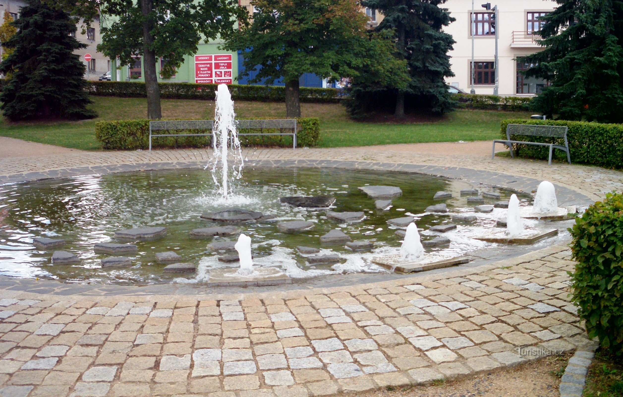 sadašnja fontana ispred dvorca