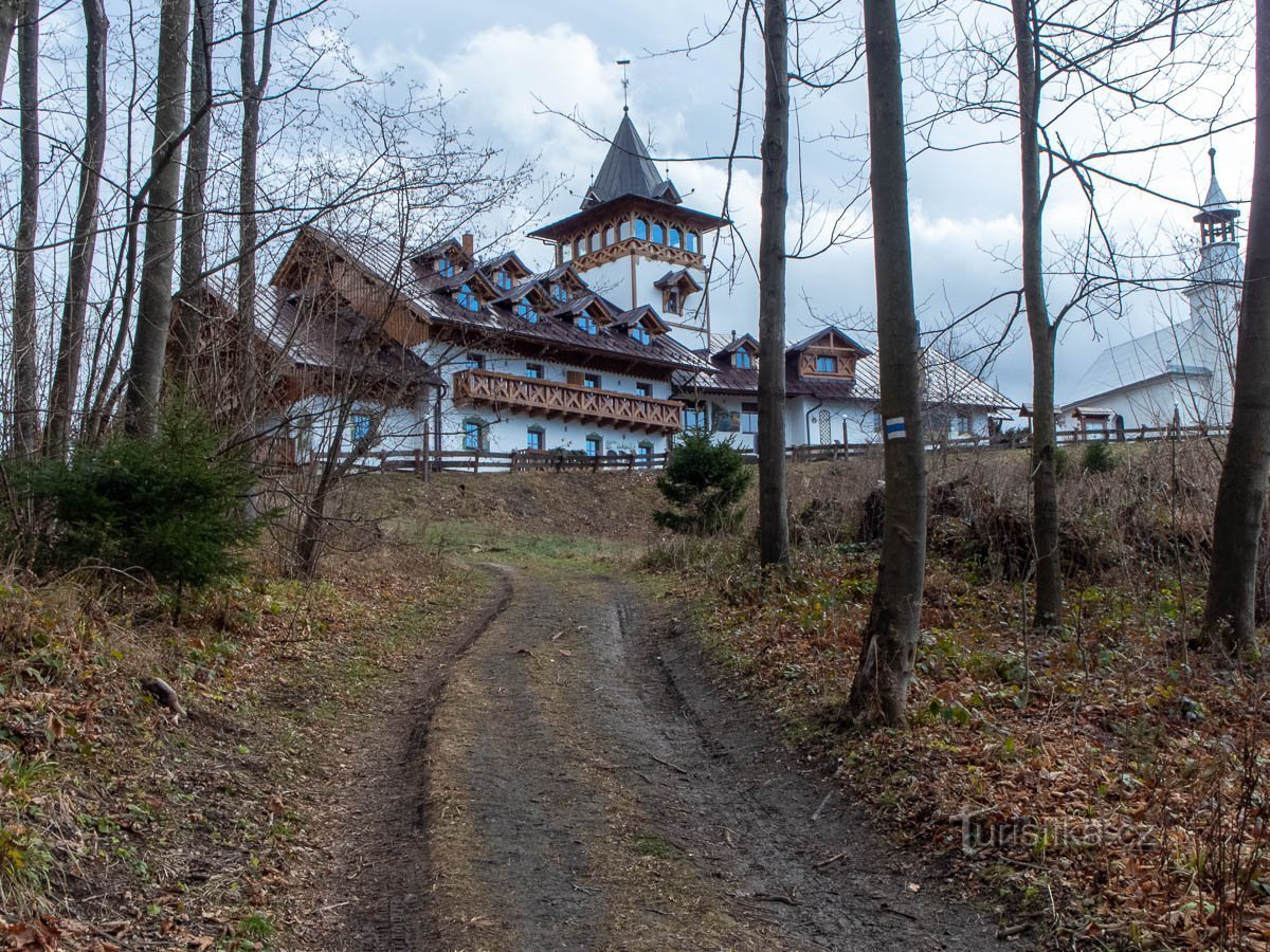 Het huidige uiterlijk van het hotel op Křížovém vrch is nogal kitsch