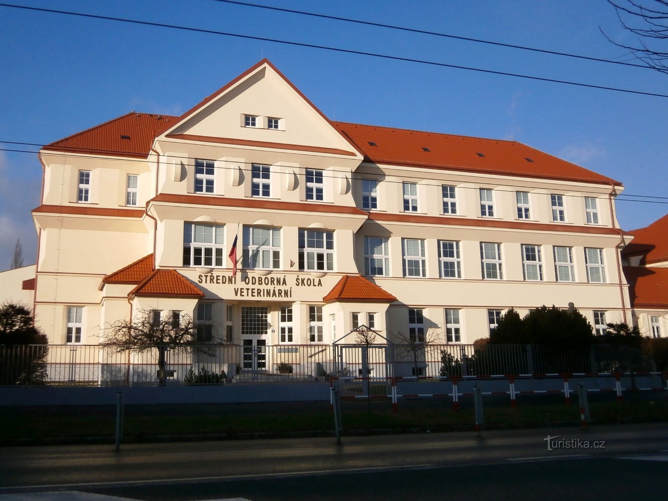 Det nuværende udseende af bygningen til erhvervsskolen for økonomi i Kukleny (Hradec Králové, 4.1.2015. januar XNUMX)