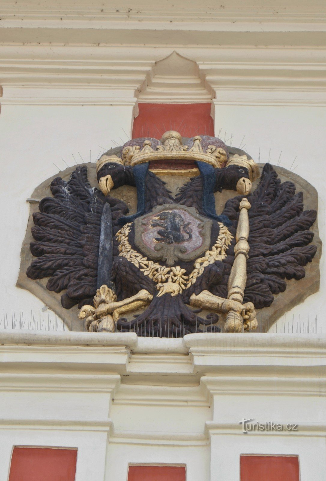 orzeł sędziowski na fasadzie zamku