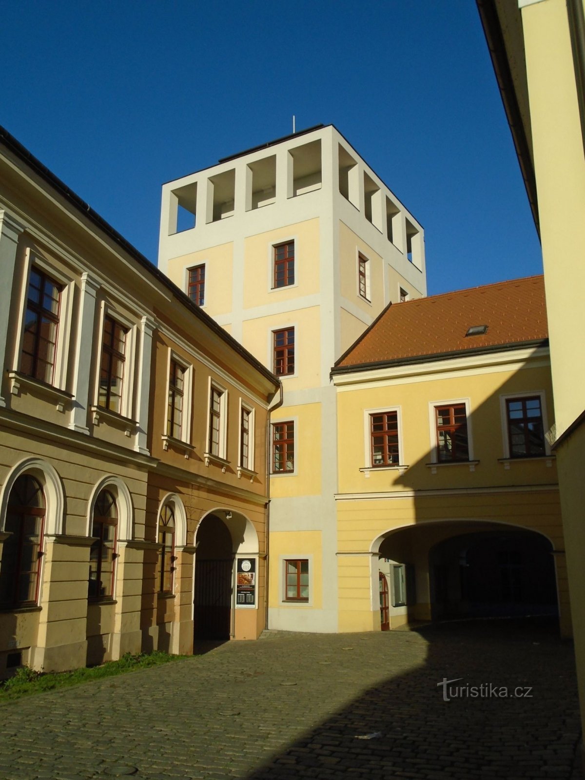 Soukenická No. 56 con el resto de la torre de agua (Hradec Králové, 22.4.2019 de abril de XNUMX)