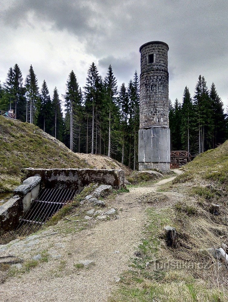 Stolp zapornega ventila porušenega jezu (Albrechtice v gorovju Jizera)