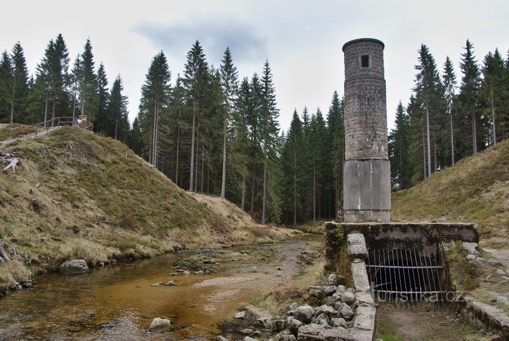 Πύργος βαλβίδας πύλης του φράγματος Burst (Albrechtice στα βουνά Jizera)