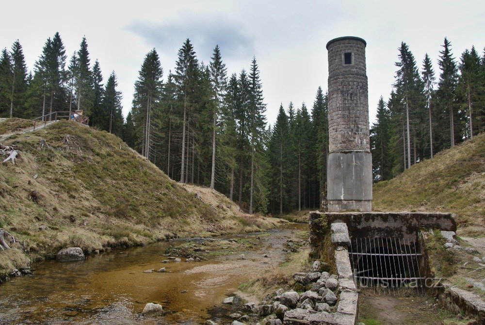 Torre de válvula de compuerta de la presa Burst (Albrechtice en las montañas Jizera)