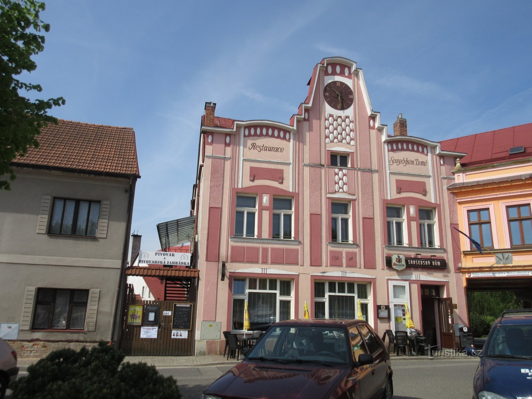 Een naburig huis met een ingang naar de brouwerij