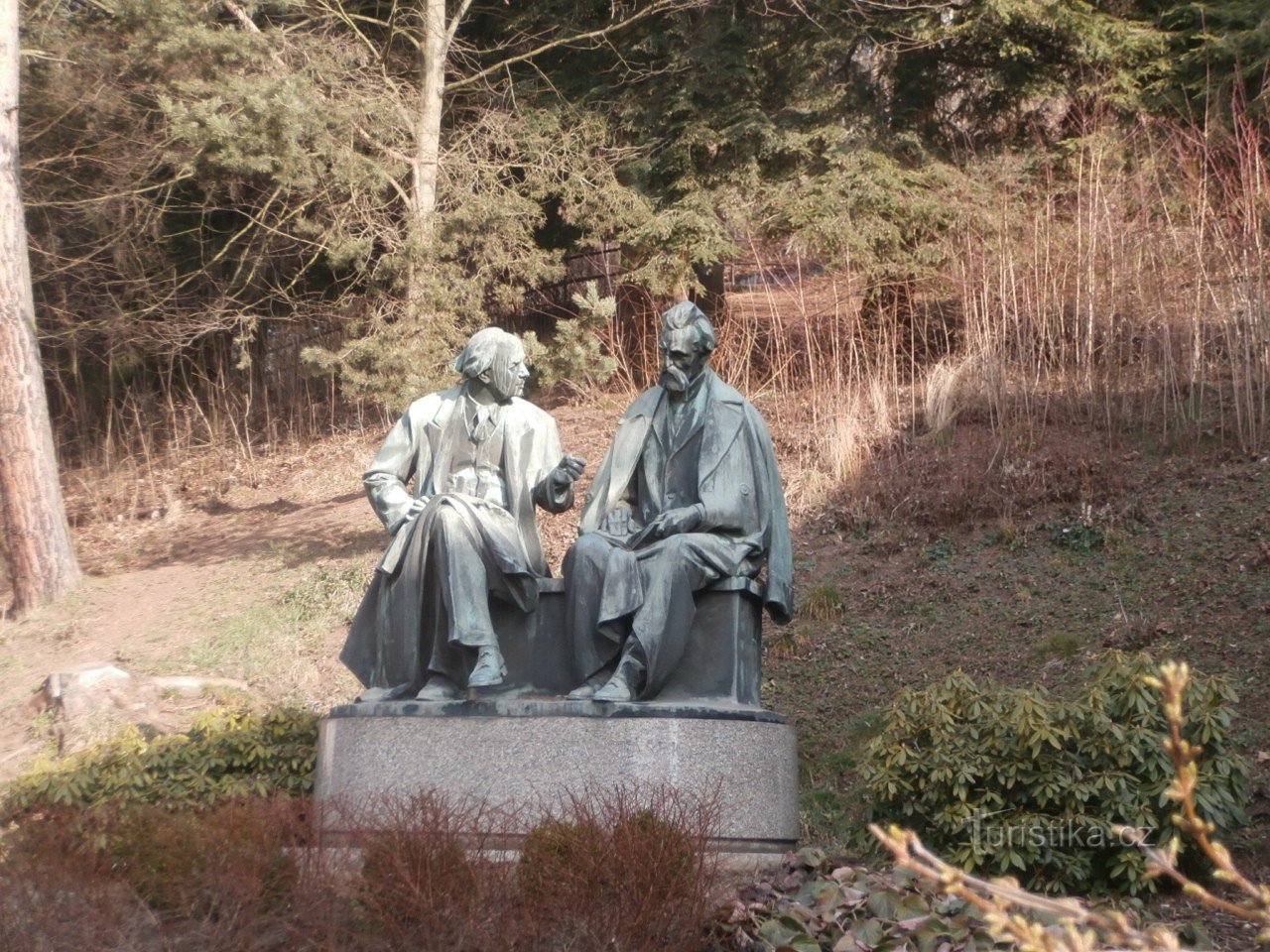 A. Stašek és I. Olbracht szobrai