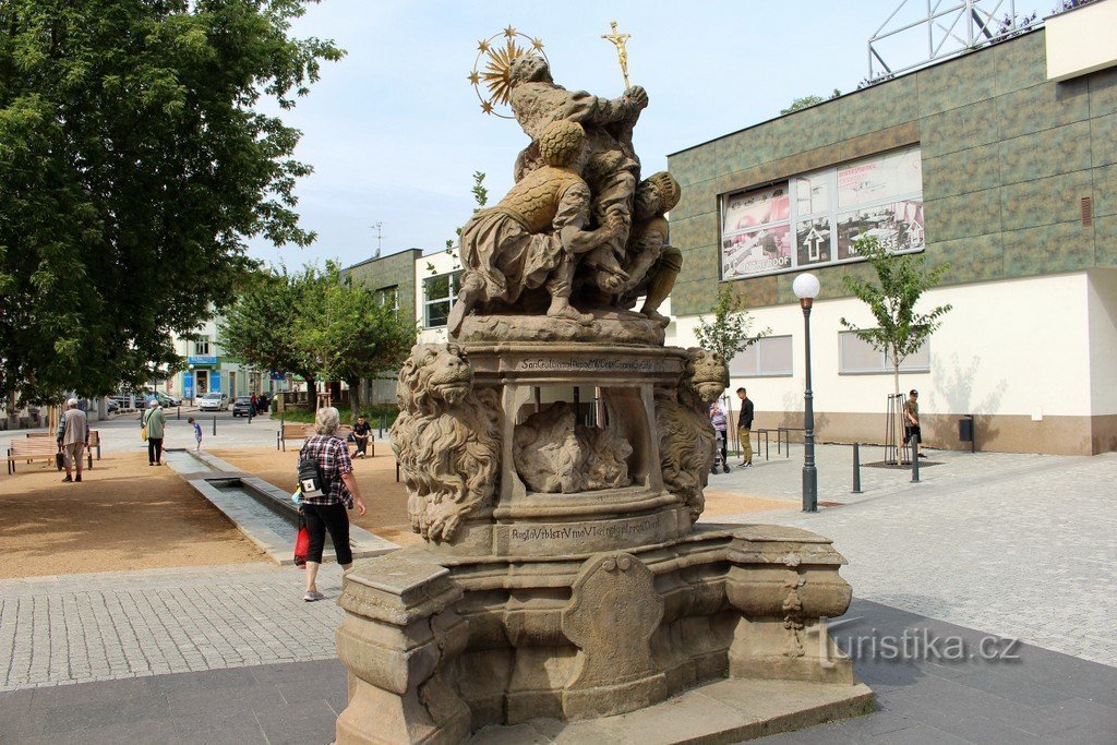 Szobrok és a Szent János tér