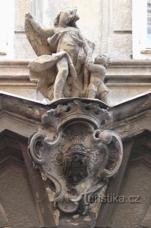 Skytsengelskulptur og våbenskjold fra Čejk-familien ved indgangsportalen til Čejk-paladset