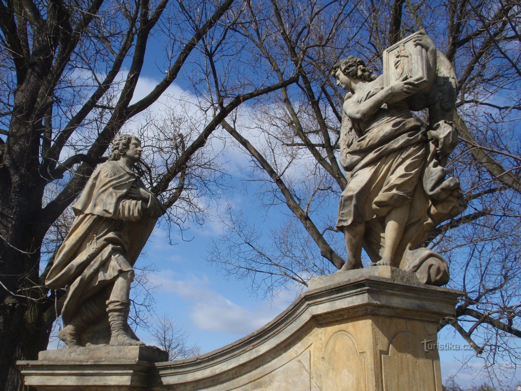 Sculptuur van een engel met een pelgrim in Olomouc-Chválkovice