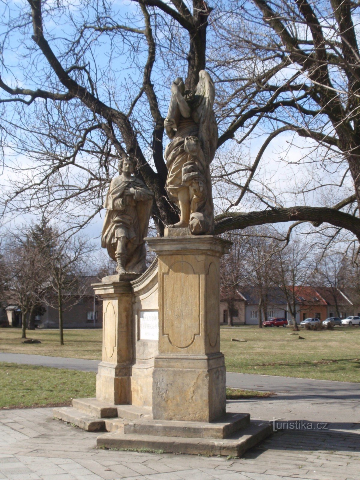 Escultura de un ángel con un peregrino en Olomouc-Chválkovice