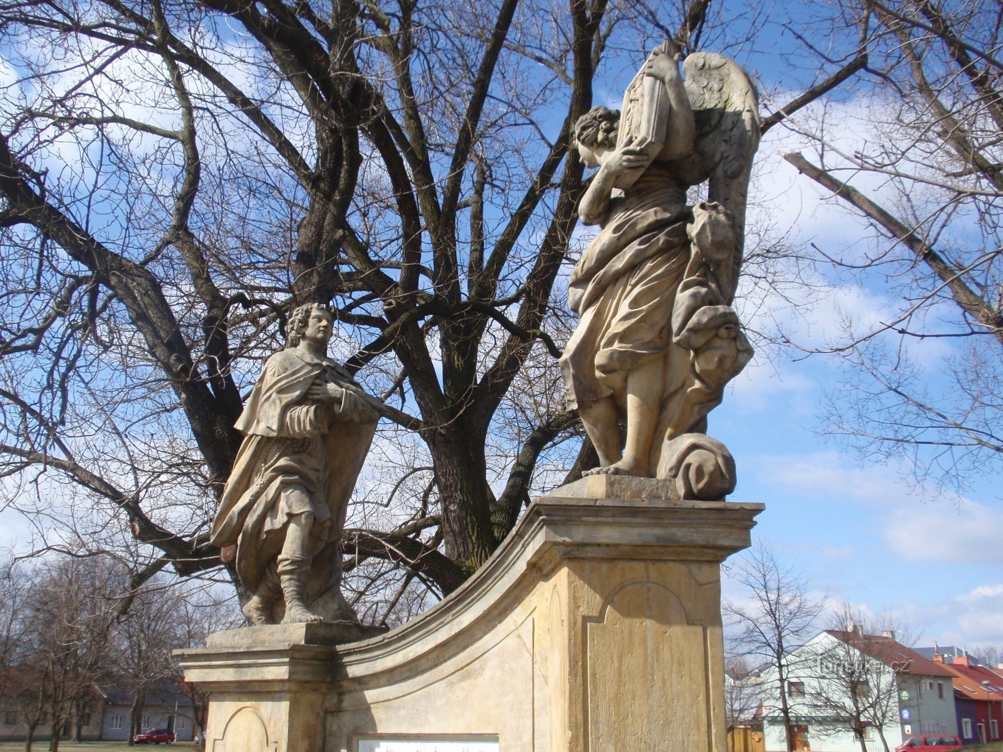 Sculpture d'un ange avec un pèlerin à Olomouc-Chválkovice