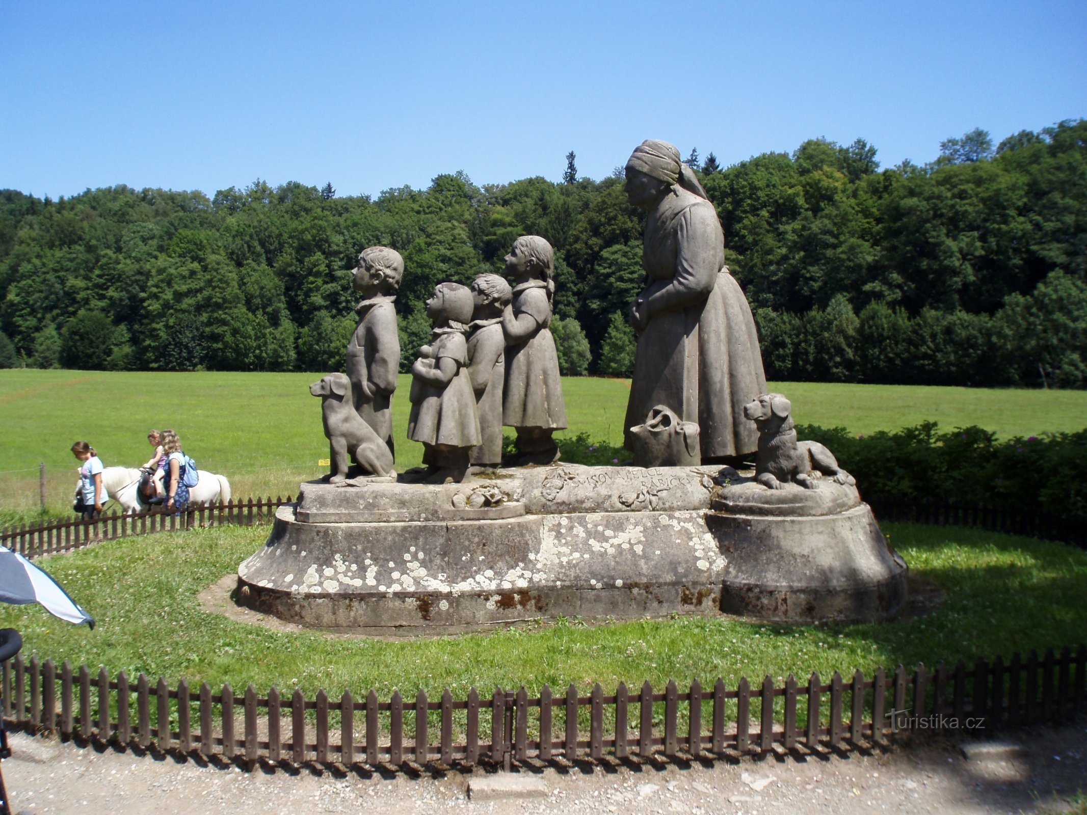 Sousoší Babička s dětmi (Ratibořice)