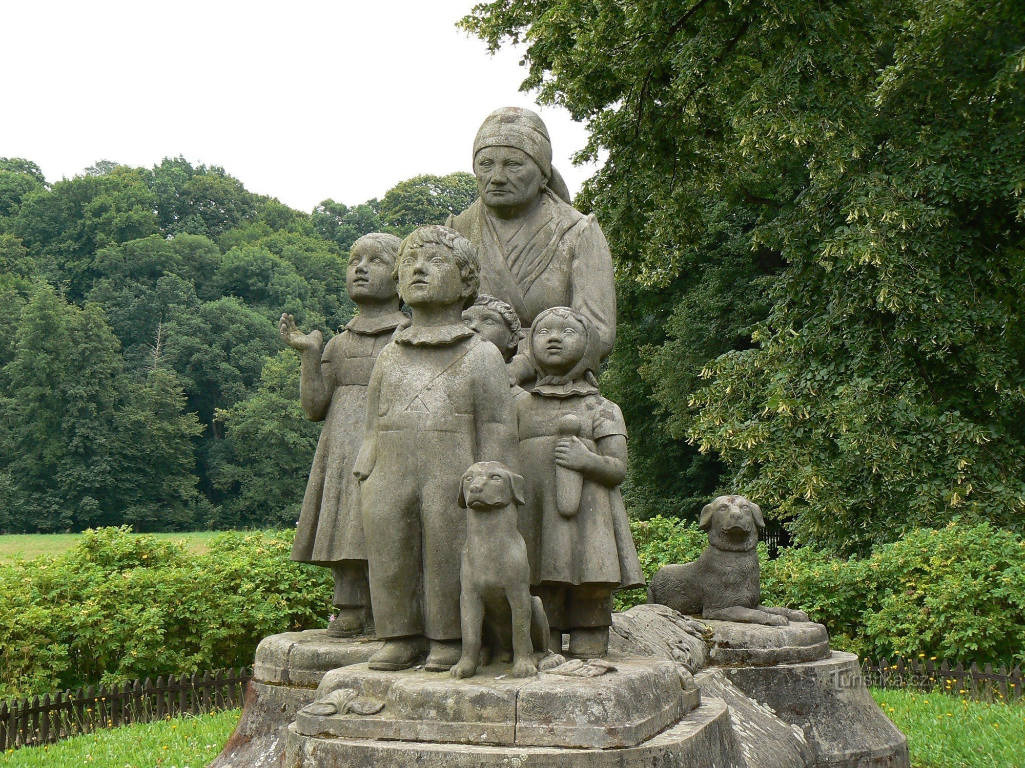 escultura de abuelas con niños