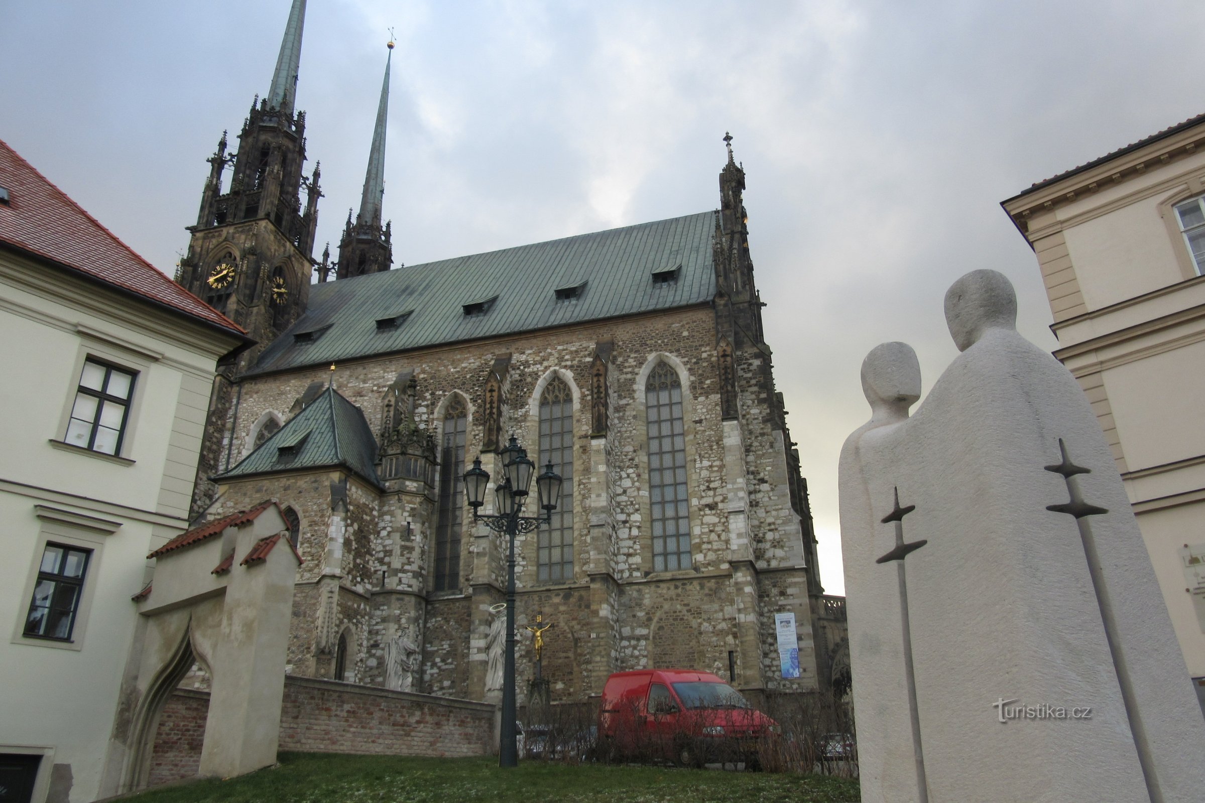 Die Statue von Cyrill und Methodius mit einem der Wahrzeichen von Brünn - der Kathedrale von St. Peter und Paul