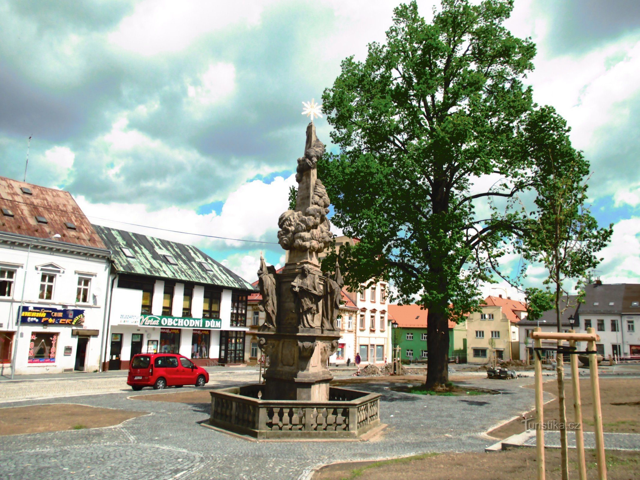 Statue of the Coronation of P. Mary