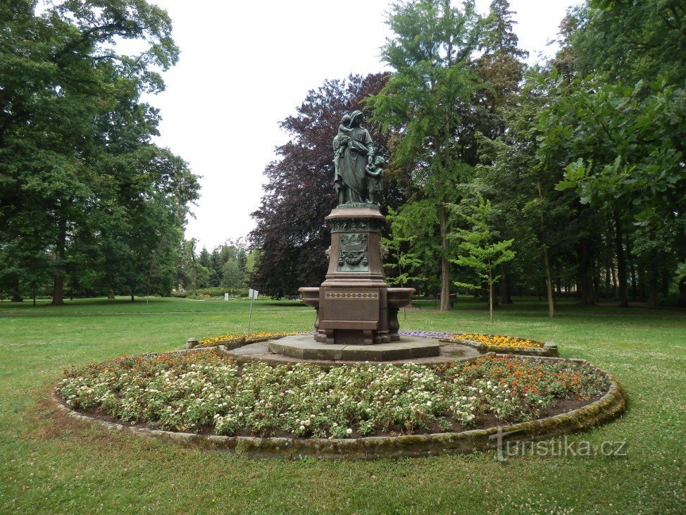 Die Skulptur Mutterliebe im Jan Palach Park