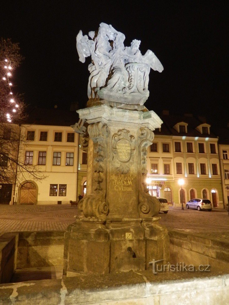 Statue auf Sockel