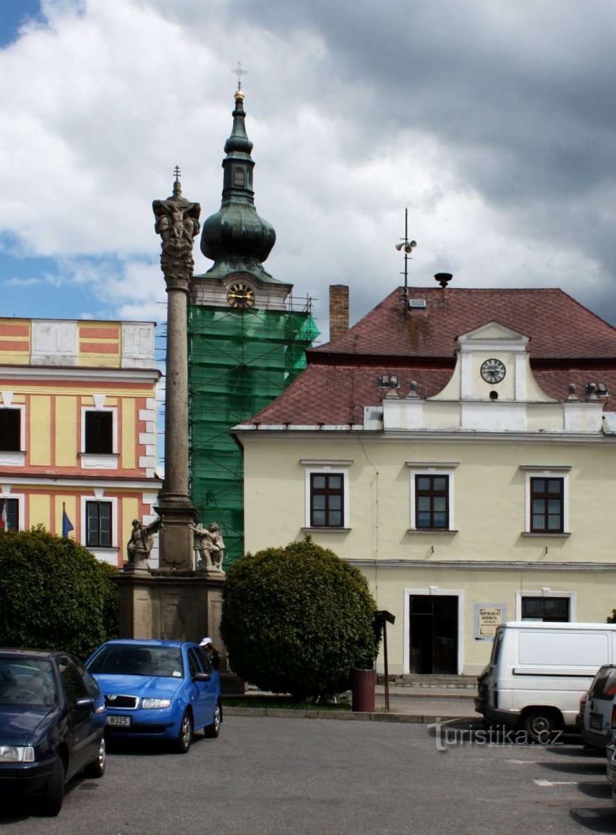 Het standbeeld van de Heilige Drie-eenheid in Nová Bystřice