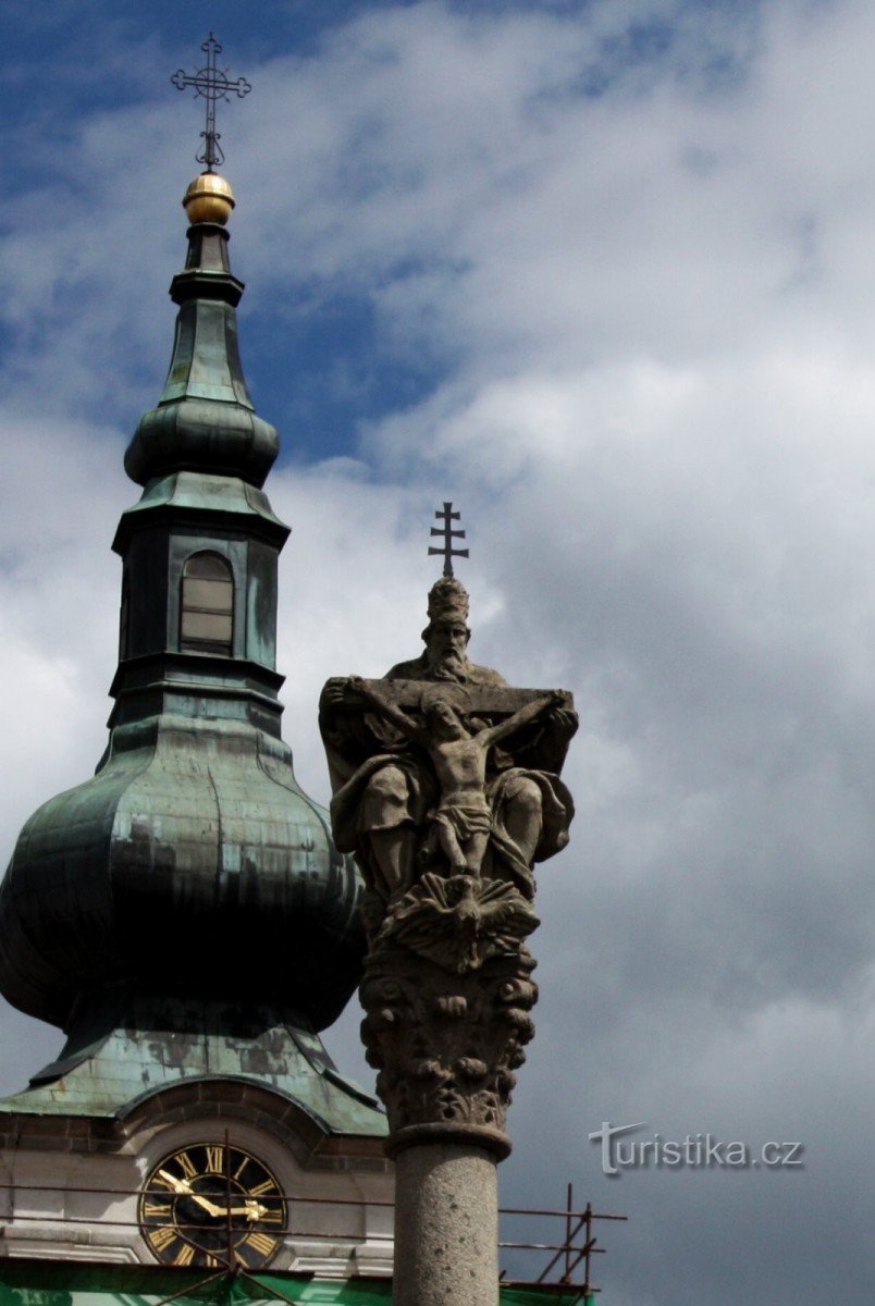 La estatua de la Santísima Trinidad en Nová Bystřice