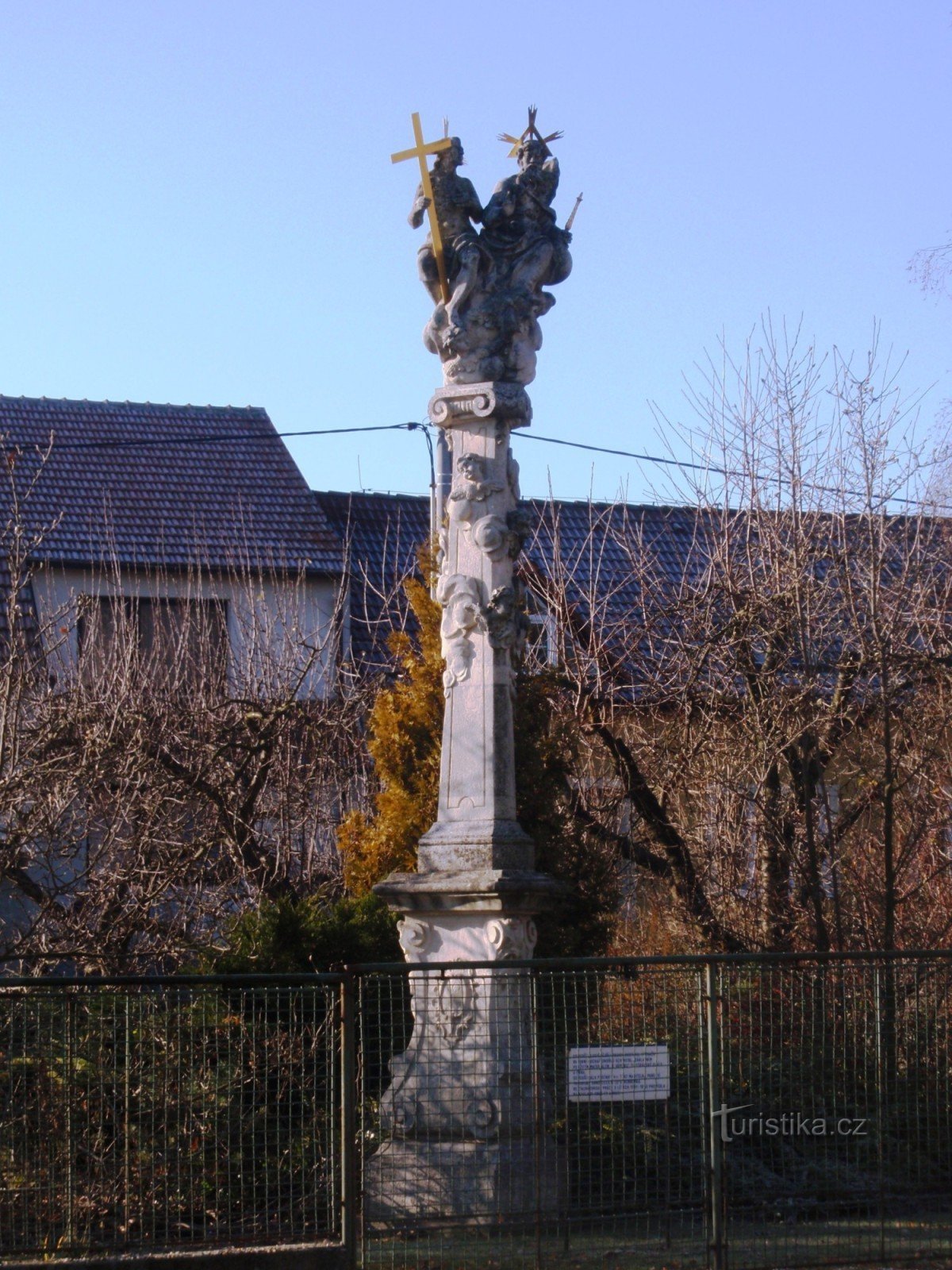 La estatua de la Santísima Trinidad en Troubsk