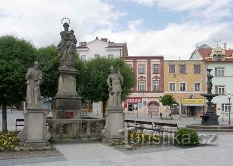 Staty av Jungfru Maria på torget