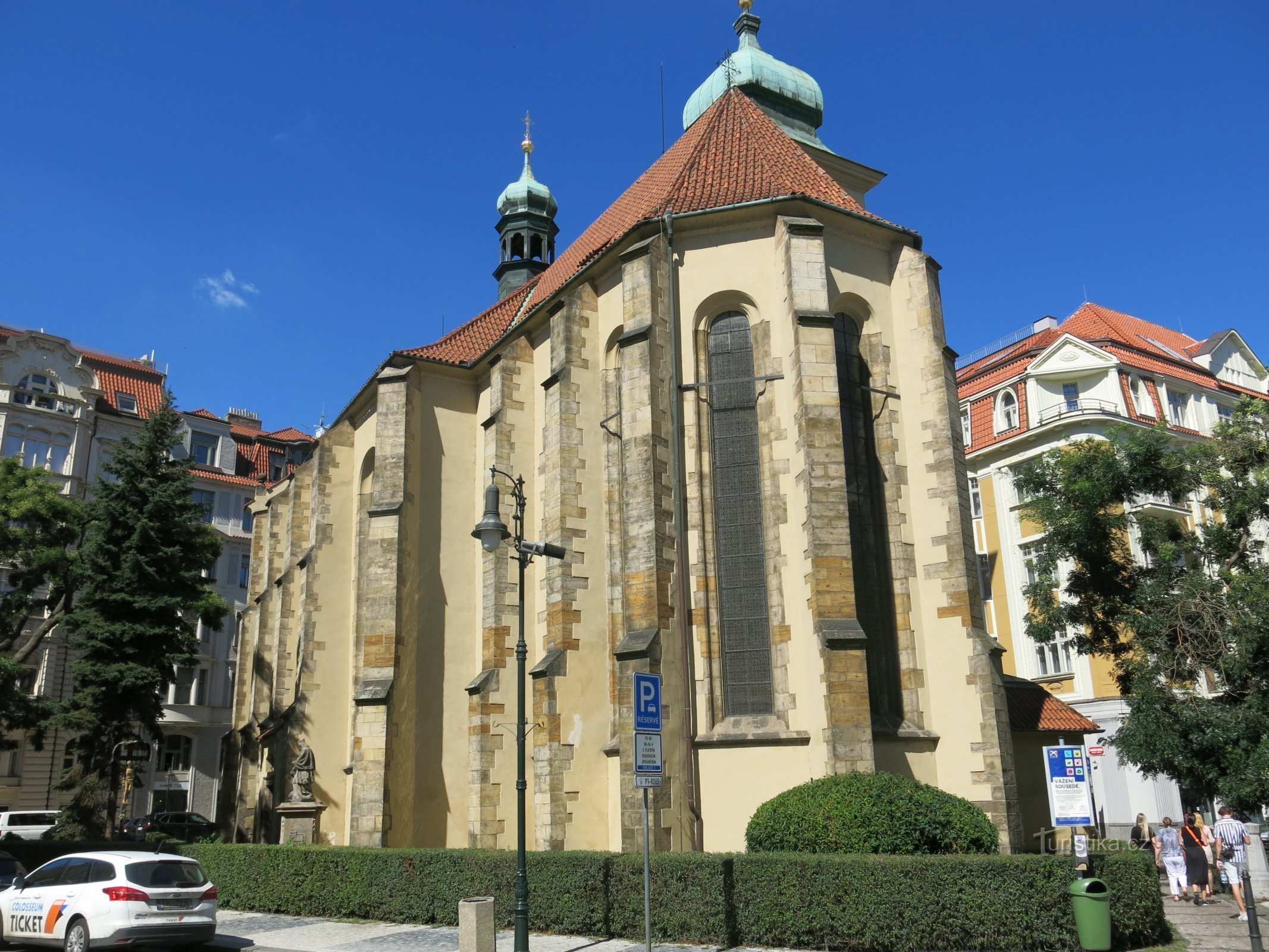 a escultura está localizada na parede sul da igreja de St. Espírito