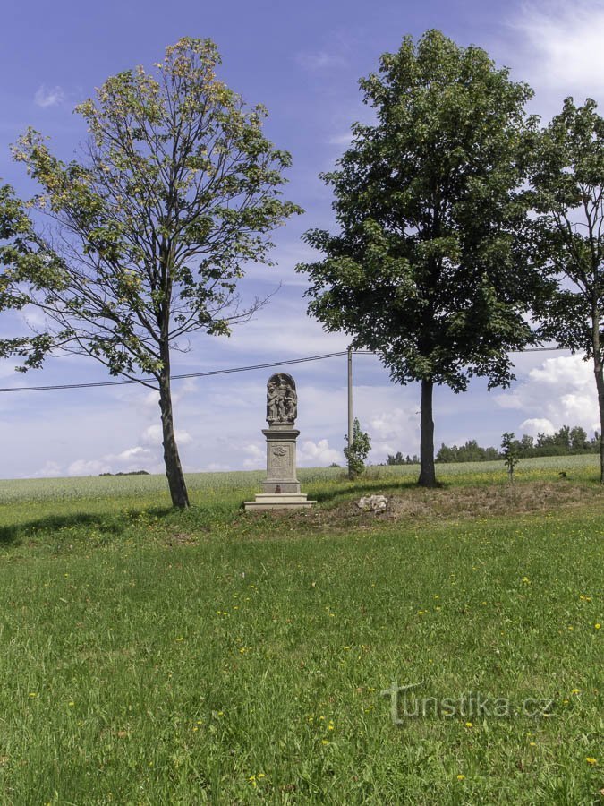 Die Statue steht neben der Straße