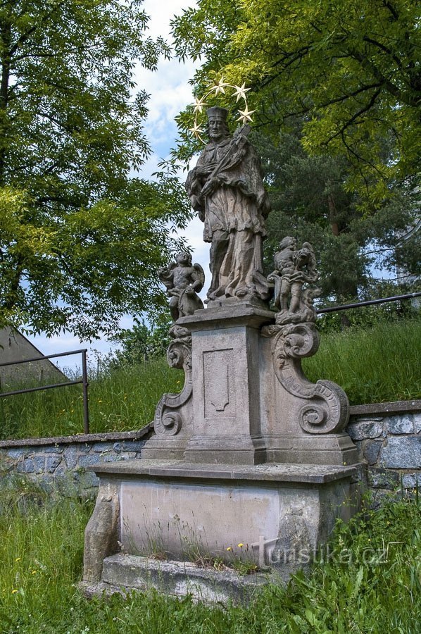 Statue de St. Jan Nepomucký sur la rue Hluboká