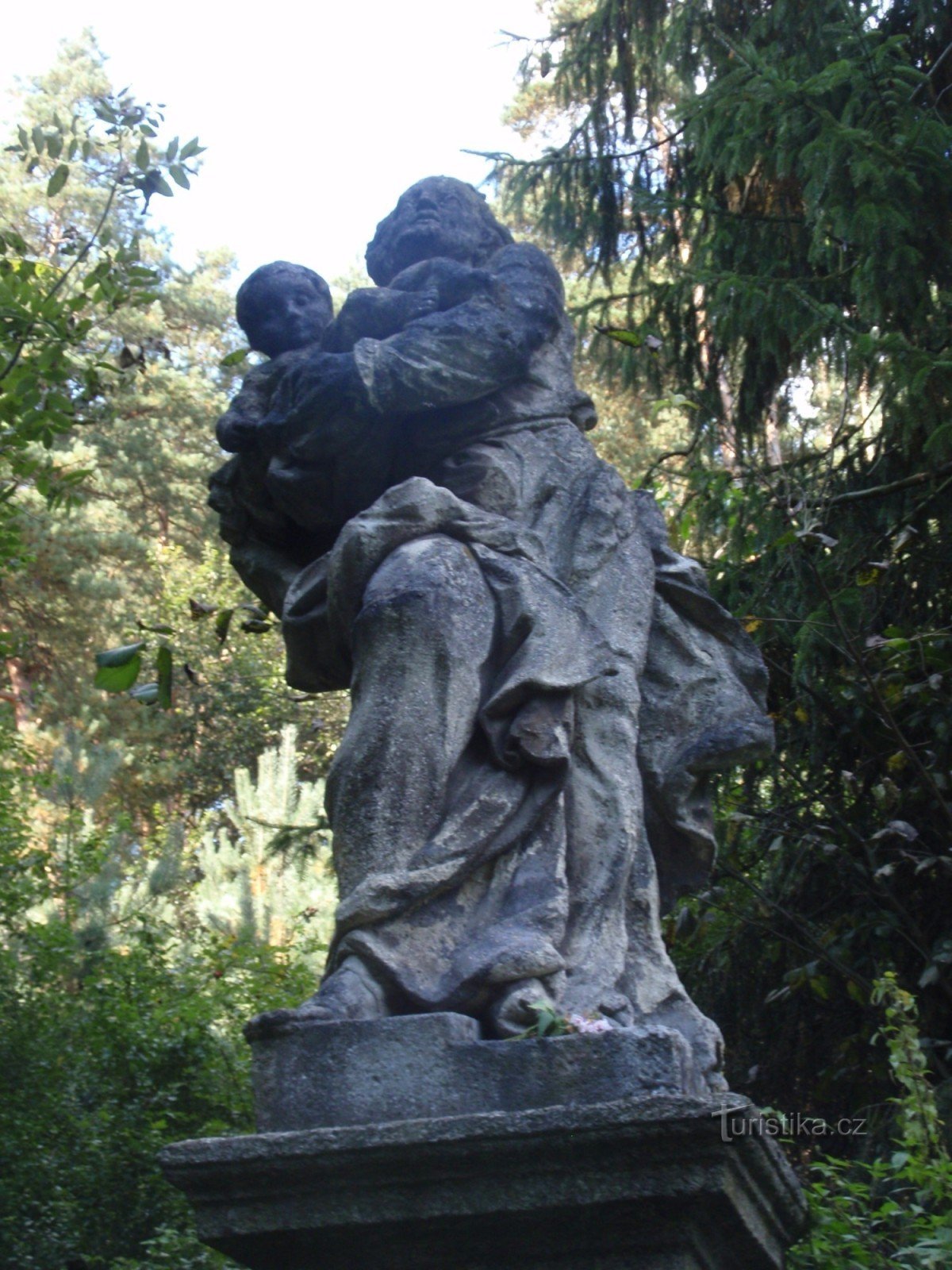 Statue af St. Joseph med Jesusbarnet nær Tasov