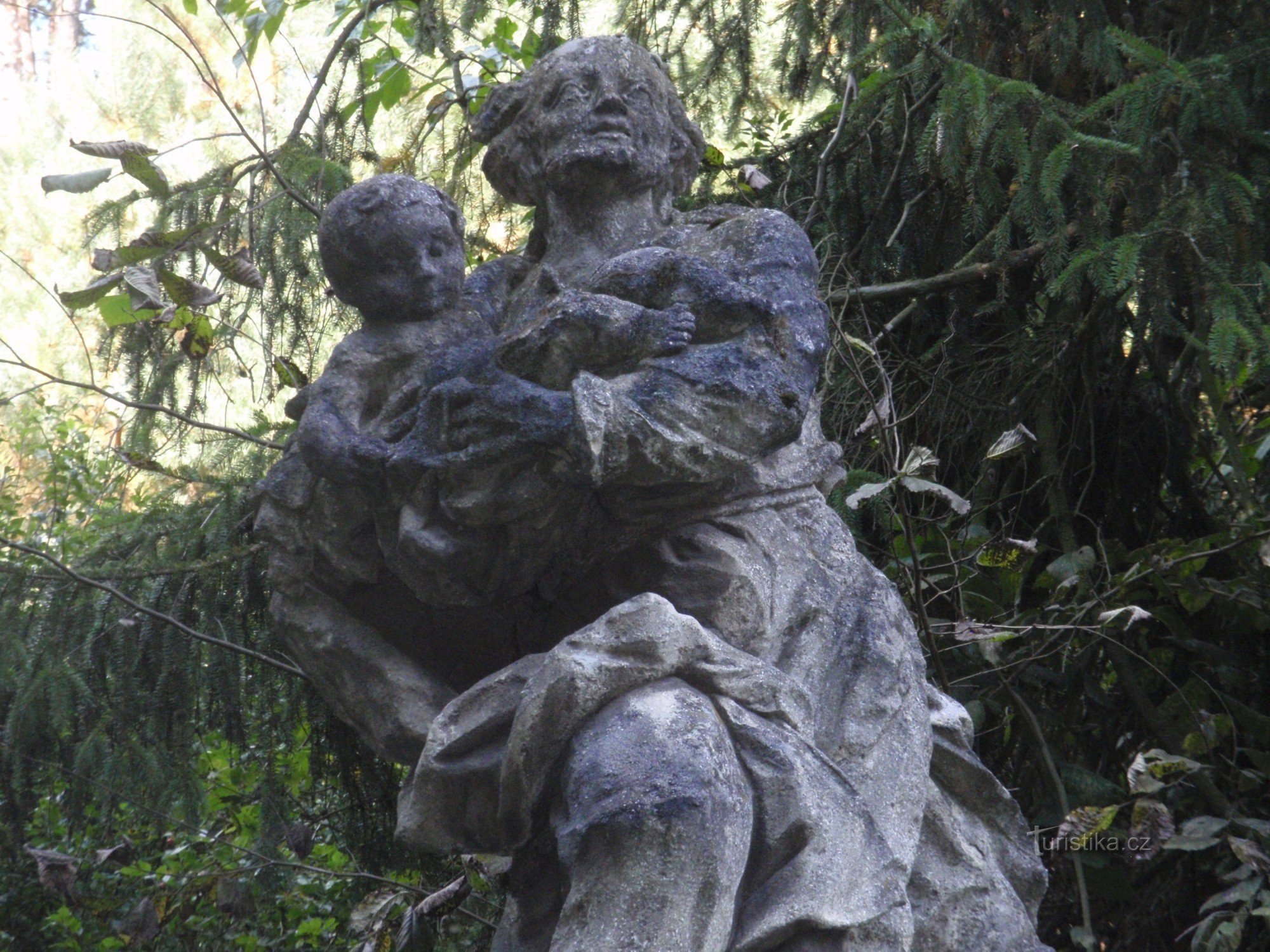 estatua de san José con el Niño Jesús cerca de Tasov