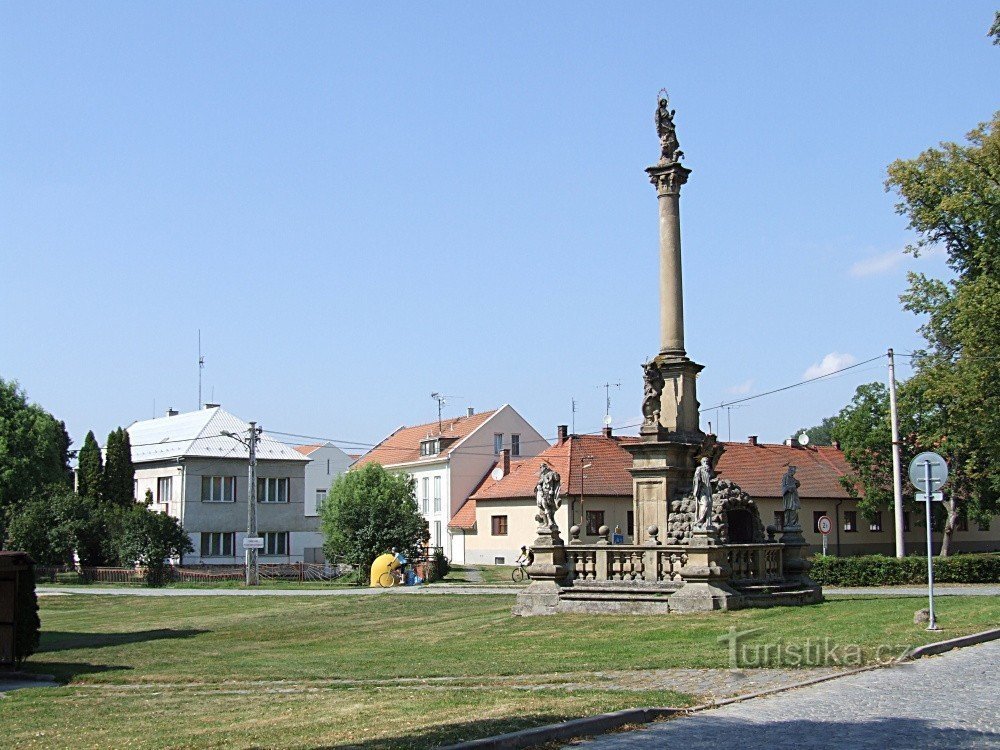 Standbeeld van St. Rosalie met de zuil van St. Mary in Velehrad