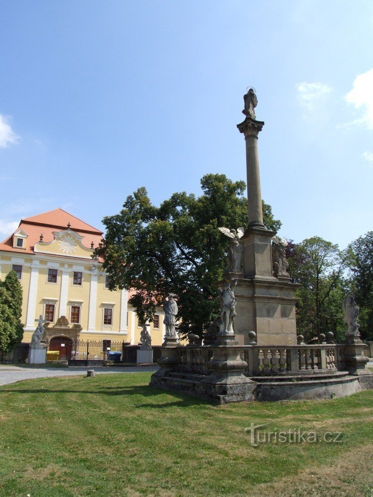 Standbeeld van St. Rosalie met de zuil van St. Mary in Velehrad