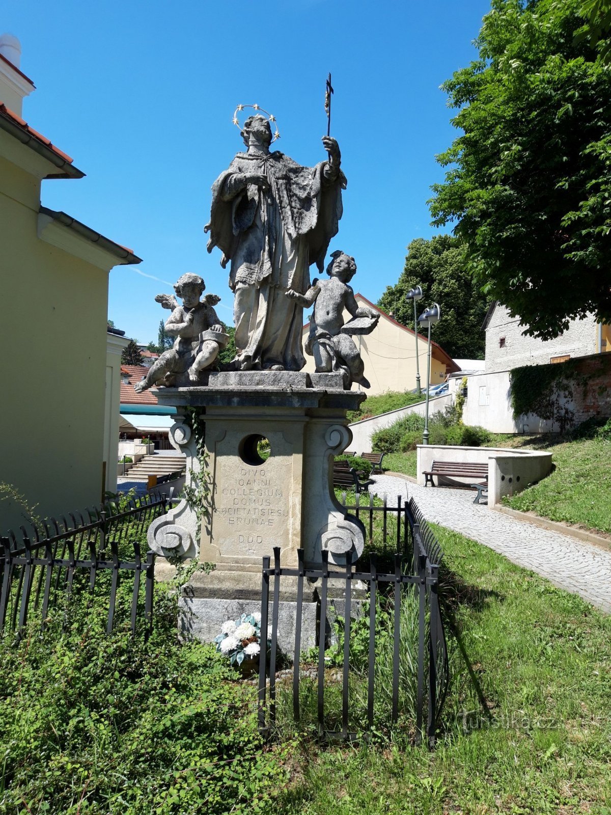 Pyhän Johannes Nepomukin patsas Brnossa, Palacké-aukiolla