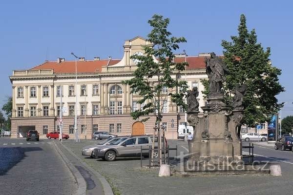 A estátua de São João de Nepomuk ao fundo com o quartel