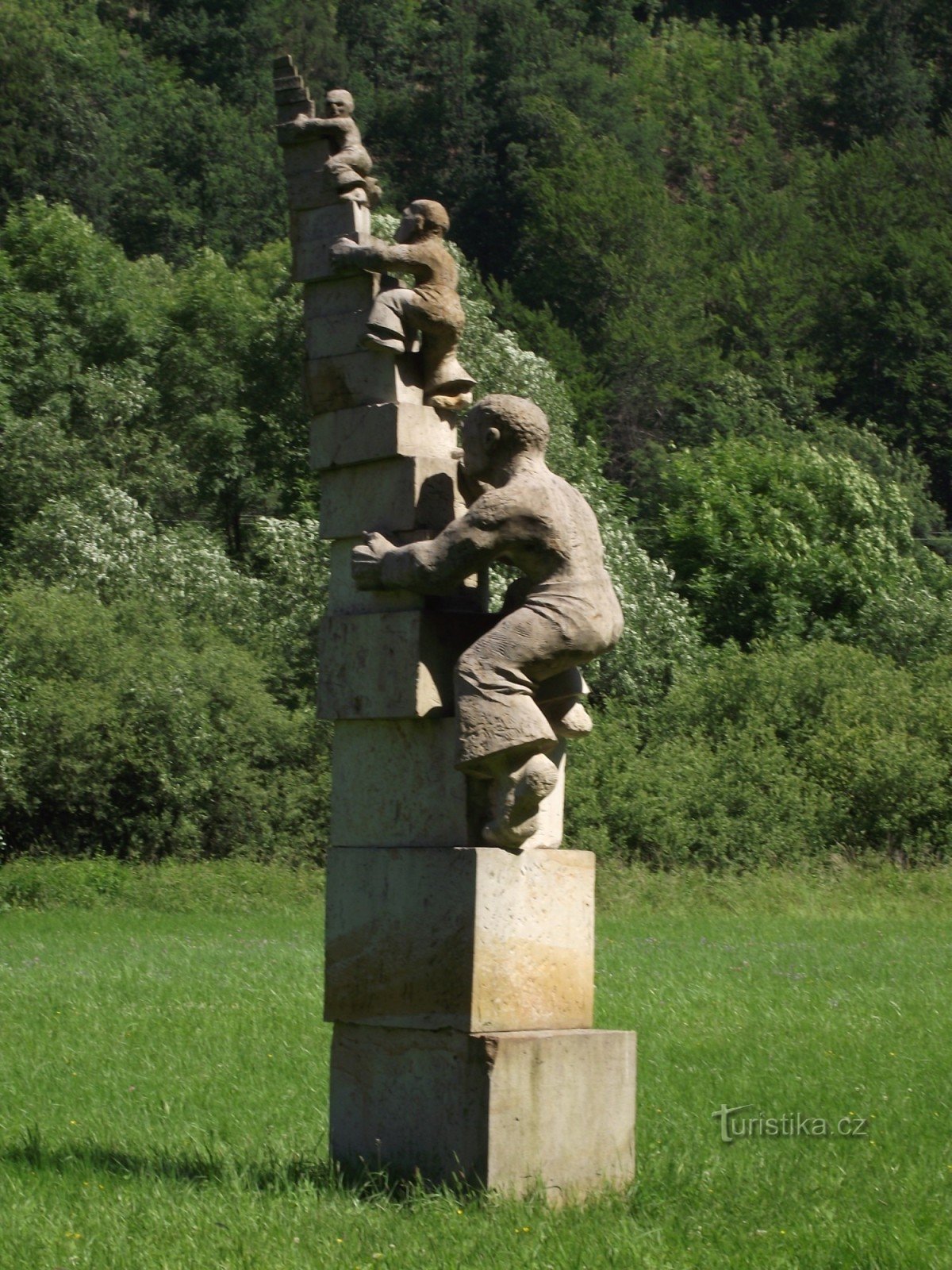 standbeeld van ambtenaren in de buurt van Brandýs nad Orlicí