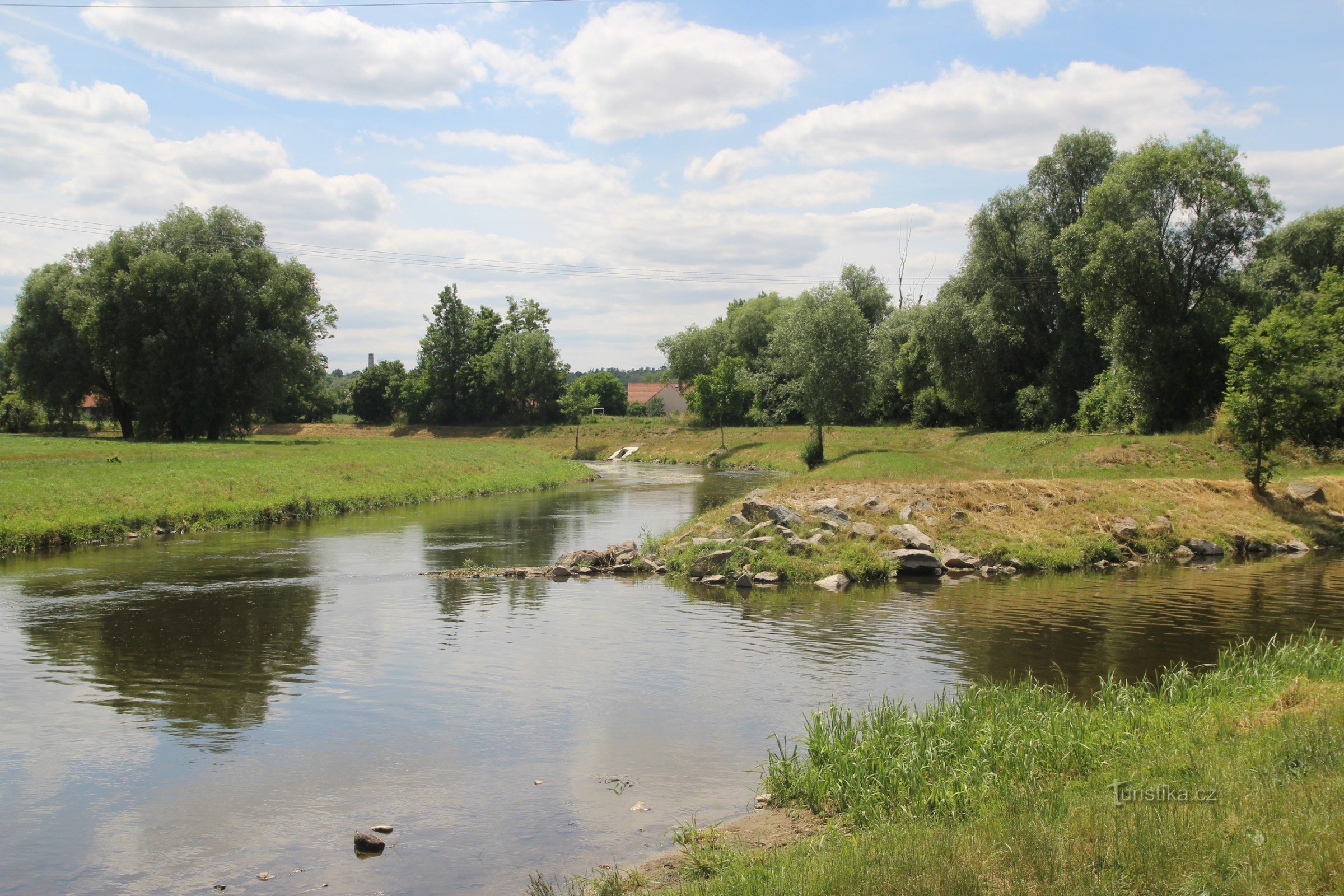 Zusammenfluss von Jihlava und Oslava, Jihlava fließt von links, Oslava von rechts