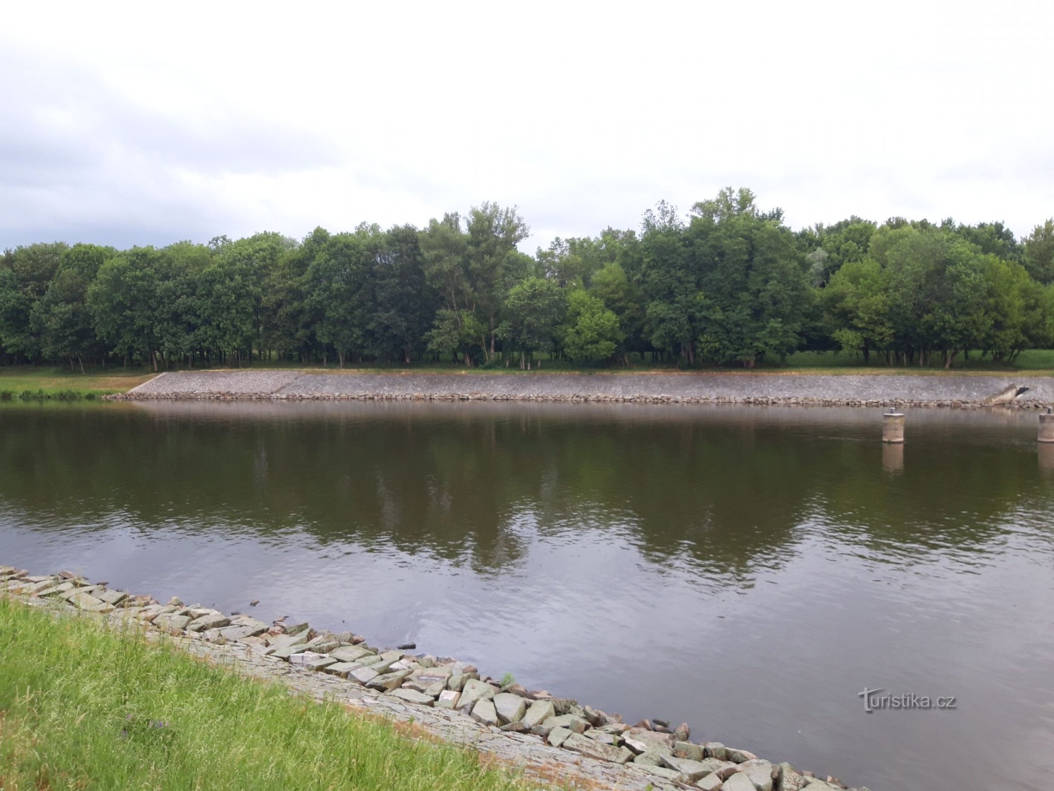 De samenvloeiing van de Elbe en de Chrudimka in Pardubice