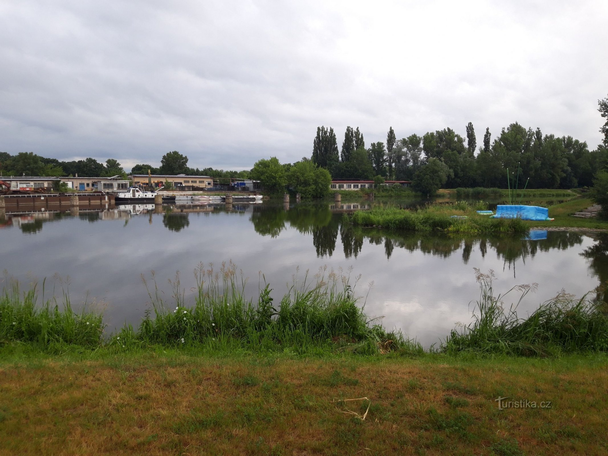 Sammanflödet av Elbe och Chrudimka i Pardubice