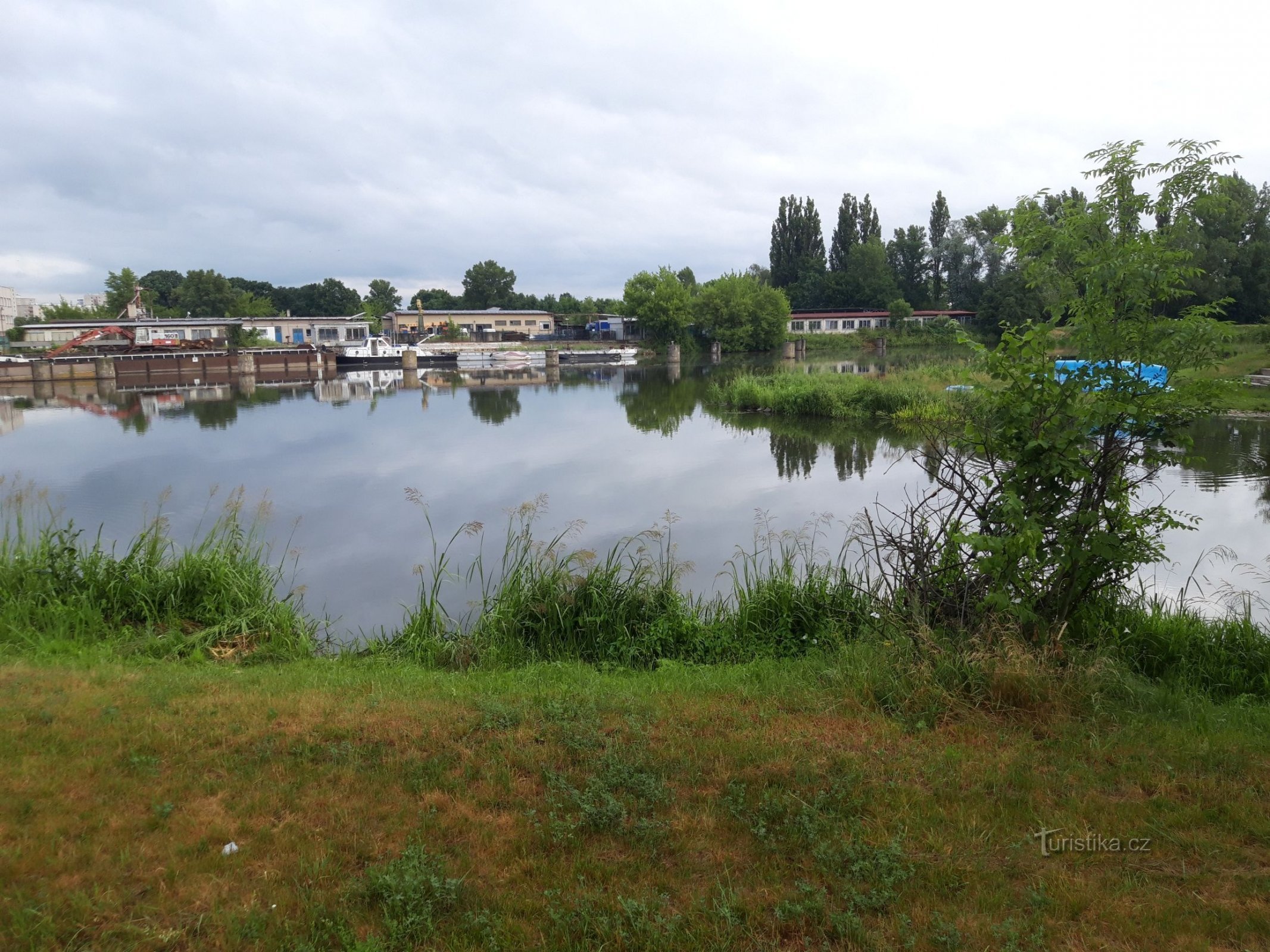 A confluência do Elba e do Chrudimka em Pardubice