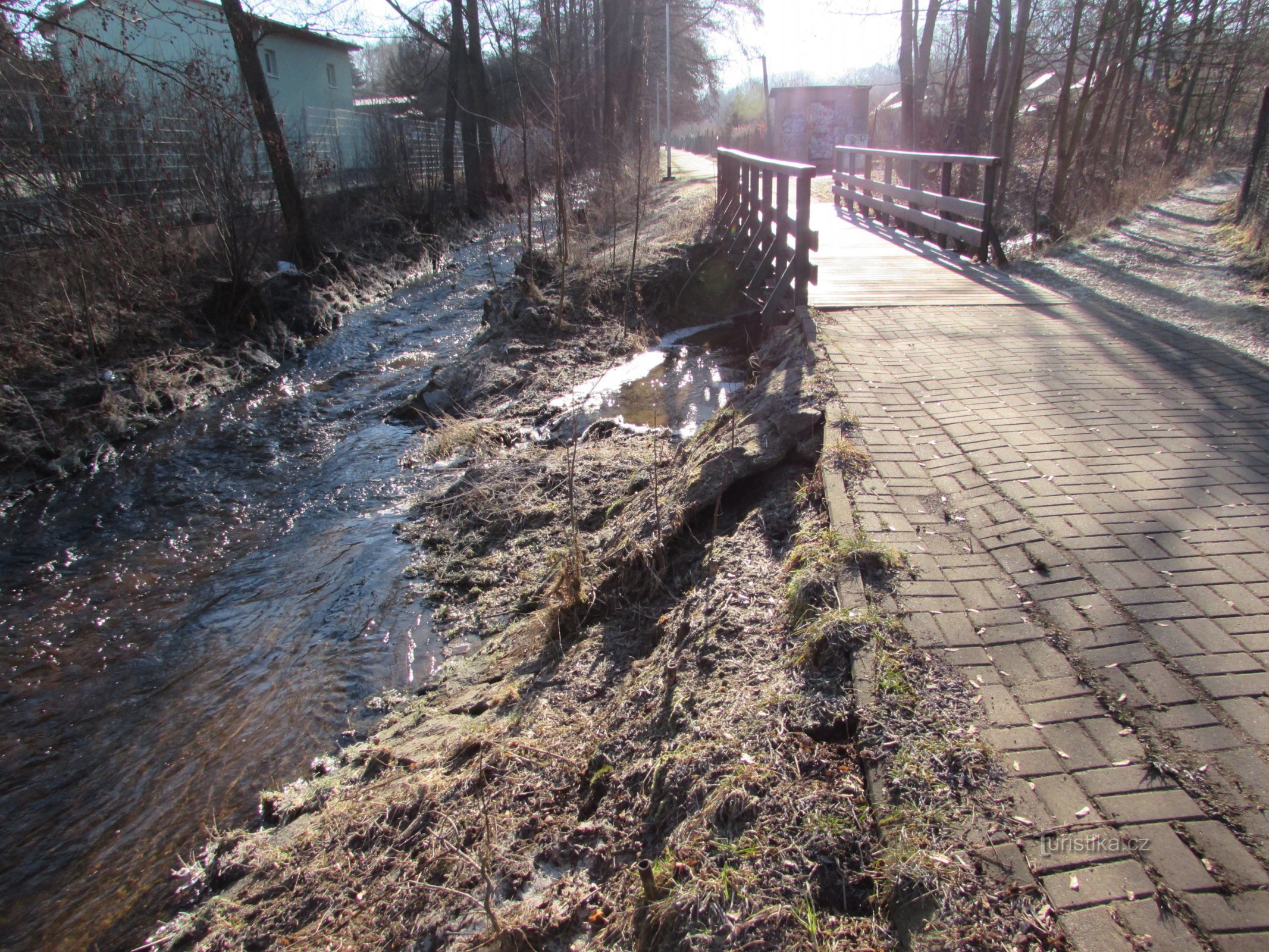 De samenvloeiing van de rivieren Rychnovského en Lobezského in Sokolov bij het zwembad