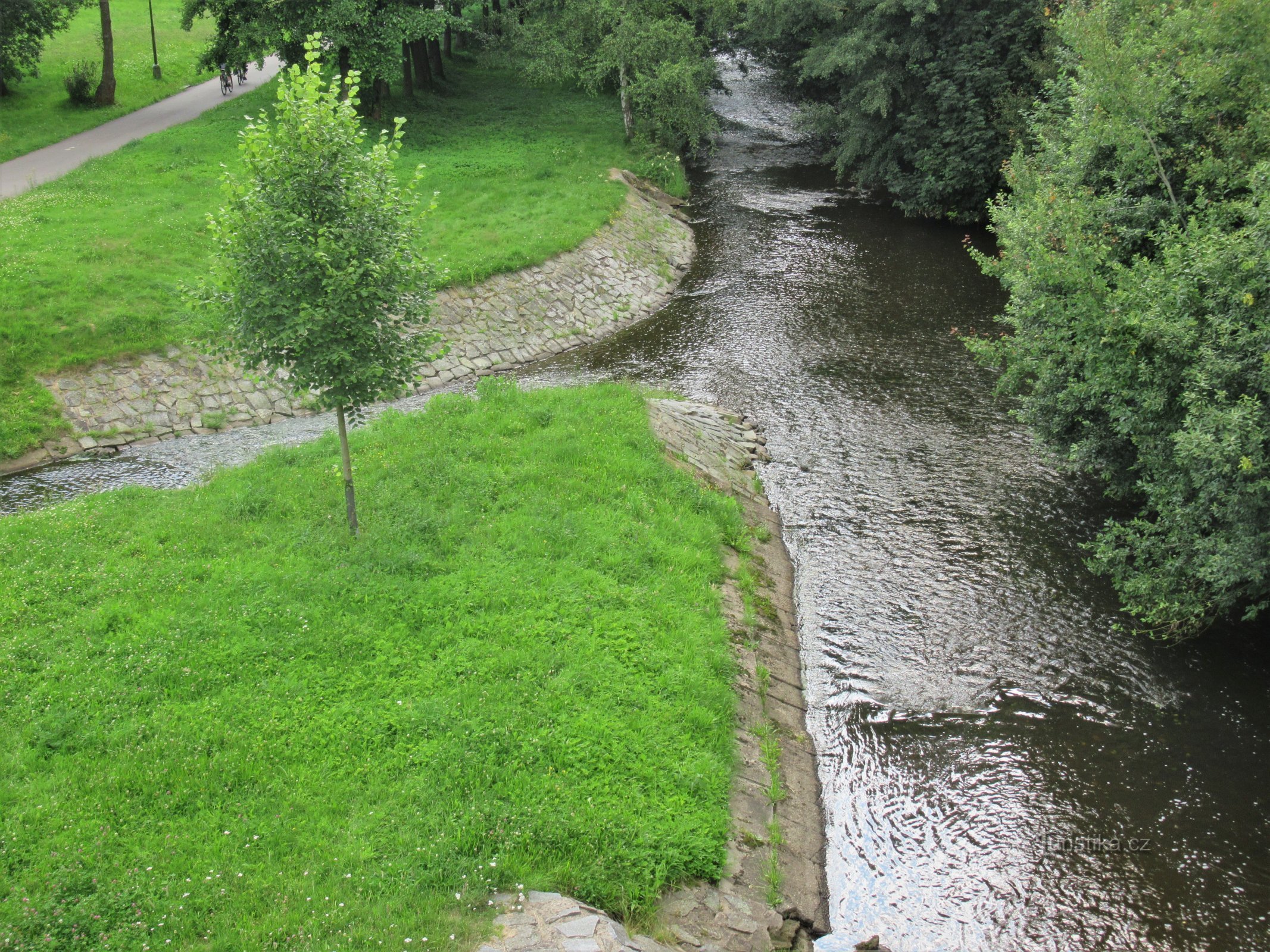 Der Zusammenfluss der Sázava - rechts und des Stavišťské-Bachs - links