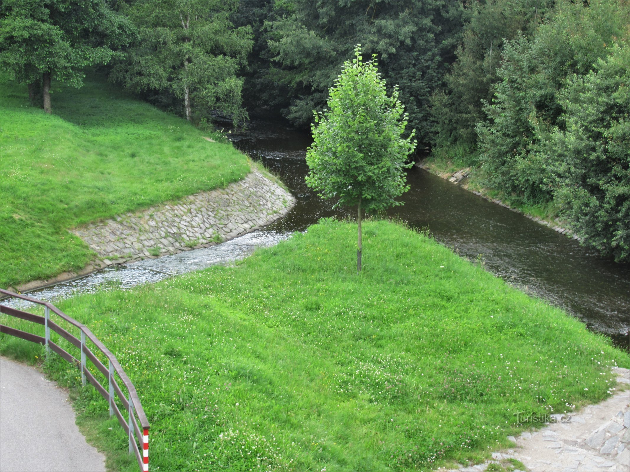 Soutok Sázavy - vpravo a Stavišťského potoka- vlevo