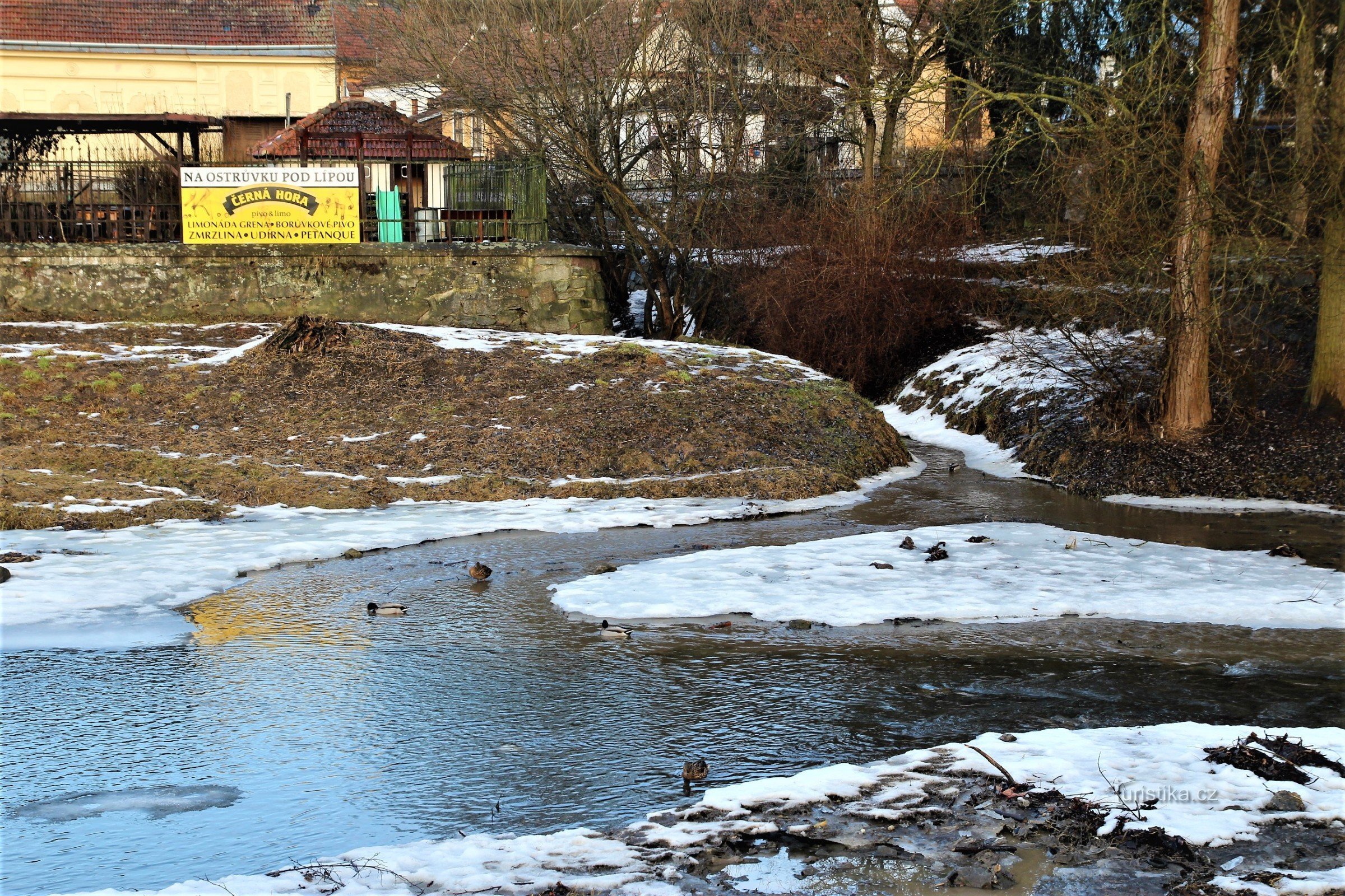 Sotočje Svitave in Časnýra z železniške proge