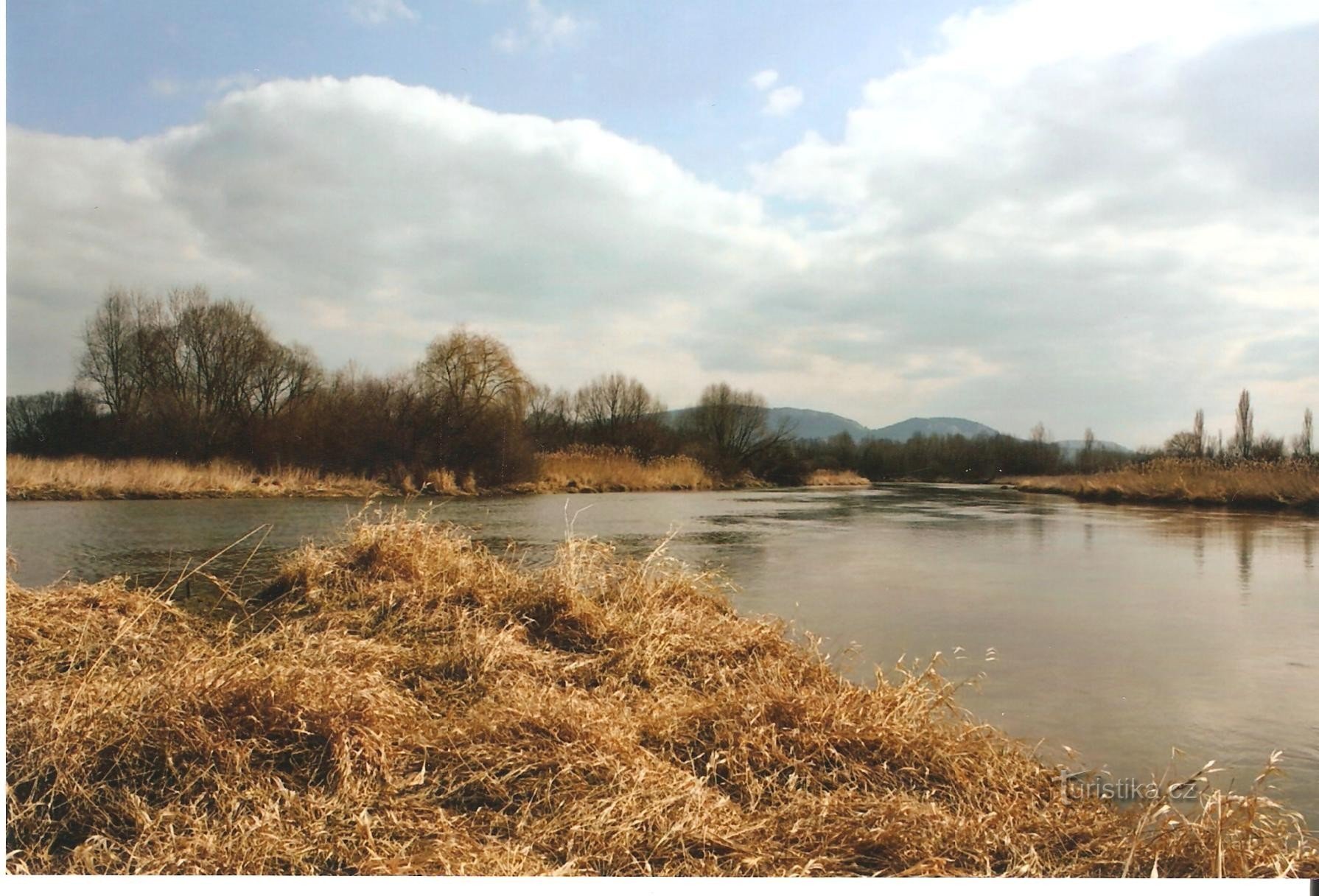 Samenvloeiing van Svratka en Jihlava, op de achtergrond de bergkam van Pálava