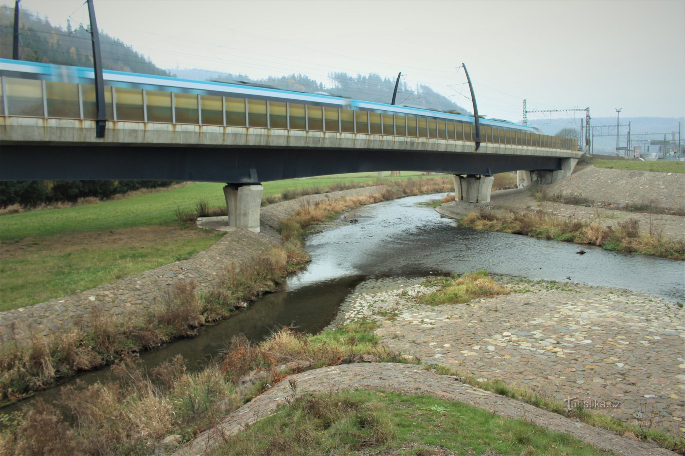 The confluence of Tiché Orlice and Třebovka, just below the confluence, the valley floor is crossed by a flyover that