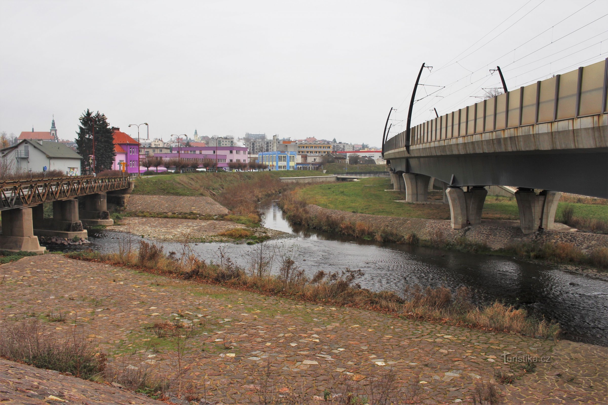 Samenvloeiing van Tiché Orlice en Třebovka, spoorwegcorridor viaduct aan de rechterkant, honderd aan de linkerkant